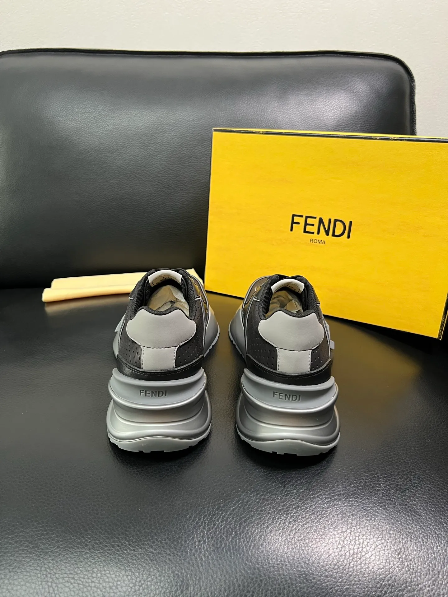 Men's shoes 💰840 FENDI top purchasing Fendi counters are equipped with the original factory, original fabrics imported from Italy, breathable and comfortable cowhide lining, soles: original soles specially provided by the original factory are super comfortable, original factory orders 🔍high quality, you can enter and exit the counter at will, welcome to compare, code number 39-44 (customized 38-45) 85856
